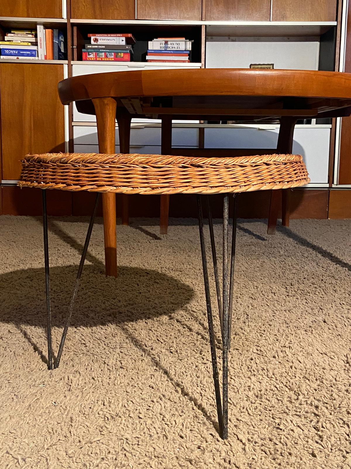 Ensemble de 2 fauteuils et 1 table basse en osier, Raoul Guys, 1950