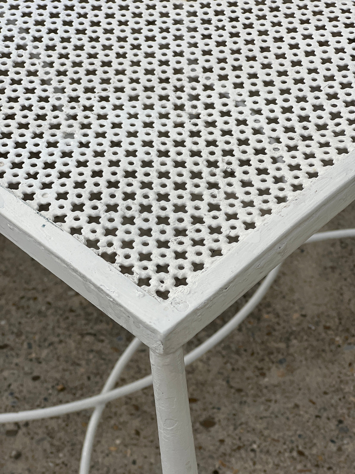 Ensemble de jardin vintage en fer forgé blanc Maison Jansen – Années 1960