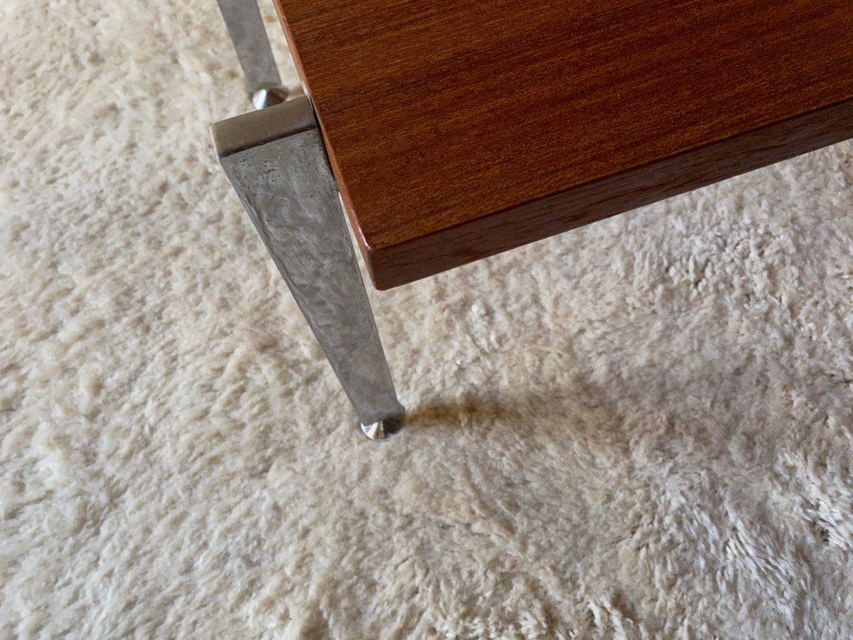 Table basse design dans le goût de Knoll en métal chromé et teck 1970