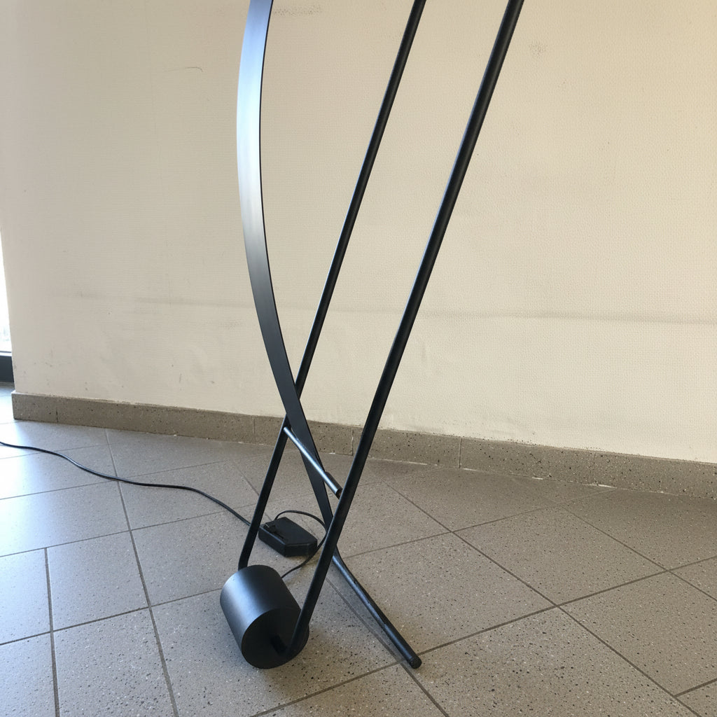 Lampadaire Design Éric Solè modèle "Zippo" en tôle laquée noire 1980