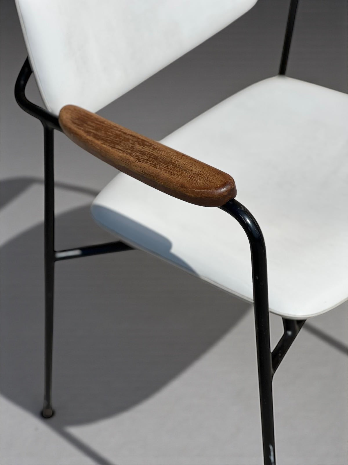 Fauteuil en métal, chêne et simili cuir vintage 1950