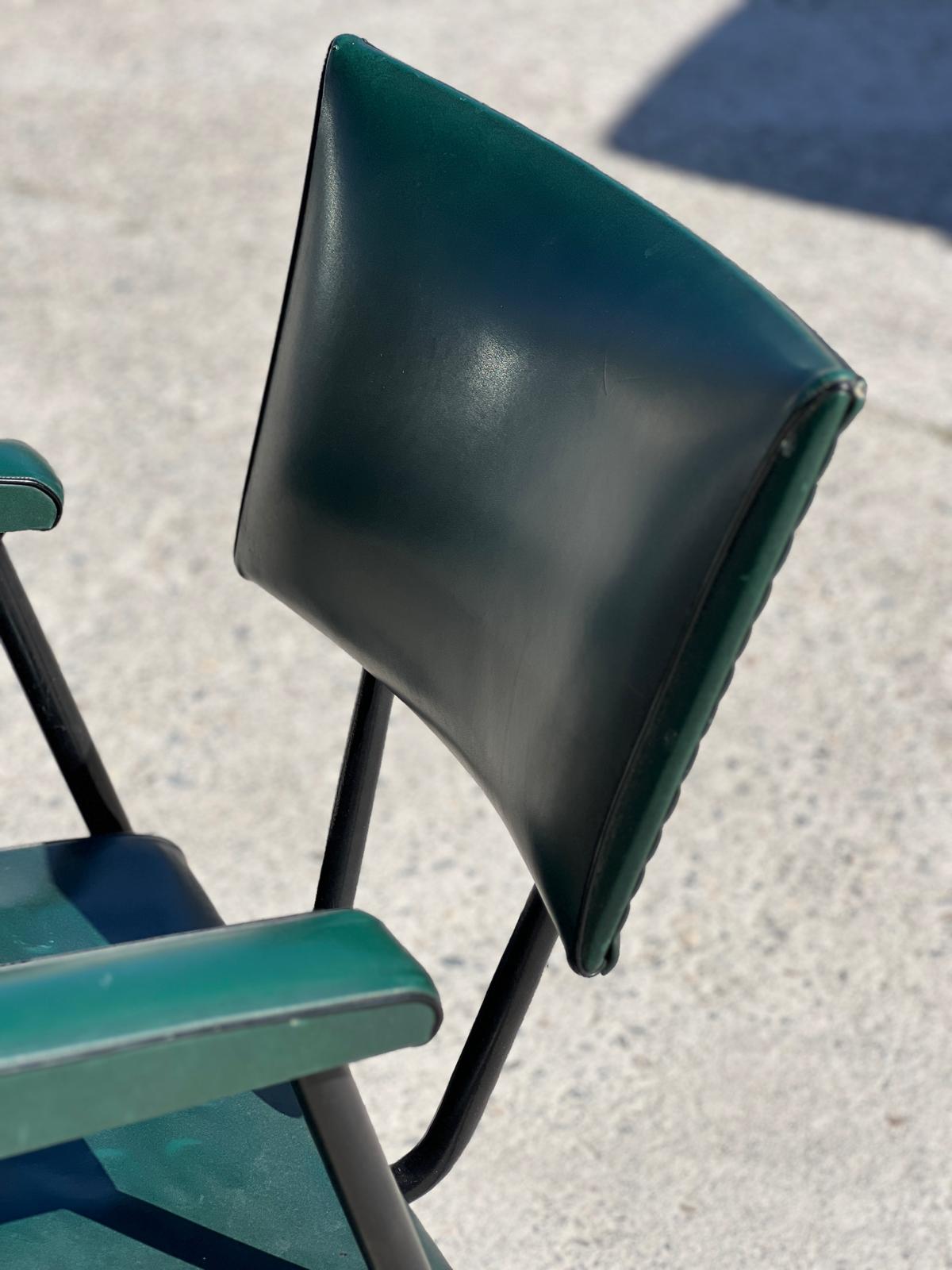 Fauteuil en skaï vert Colette Gueden, France, années 1950