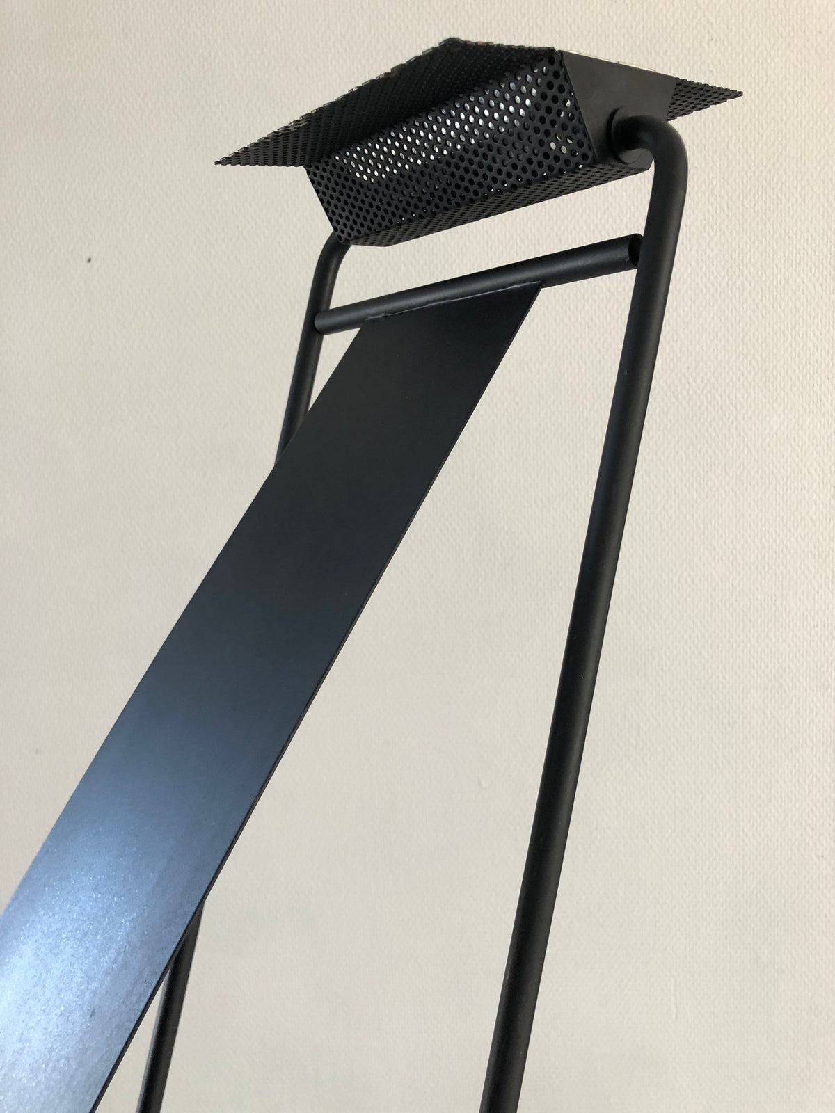 Lampadaire Design Éric Solè modèle "Zippo" en tôle laquée noire 1980