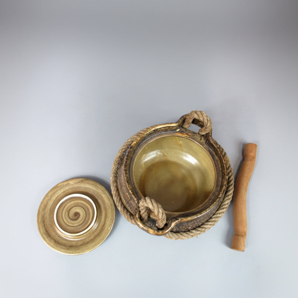 Potier de l'Abbaye, ensemble en céramique : soupière et assiettes, 11 pièces, 1960