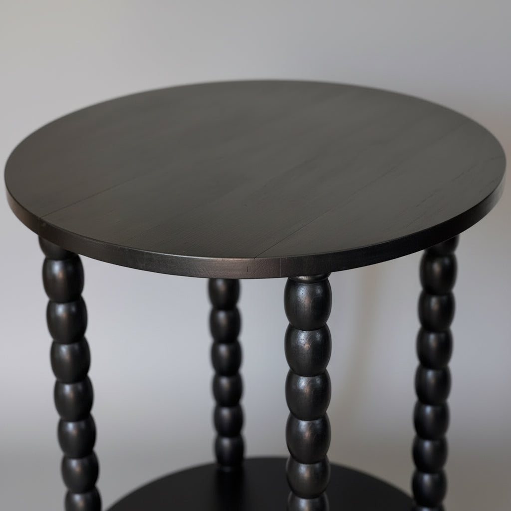 Ensemble table d'appoint et 2 tabourets, bois teinté noir Circa 1950