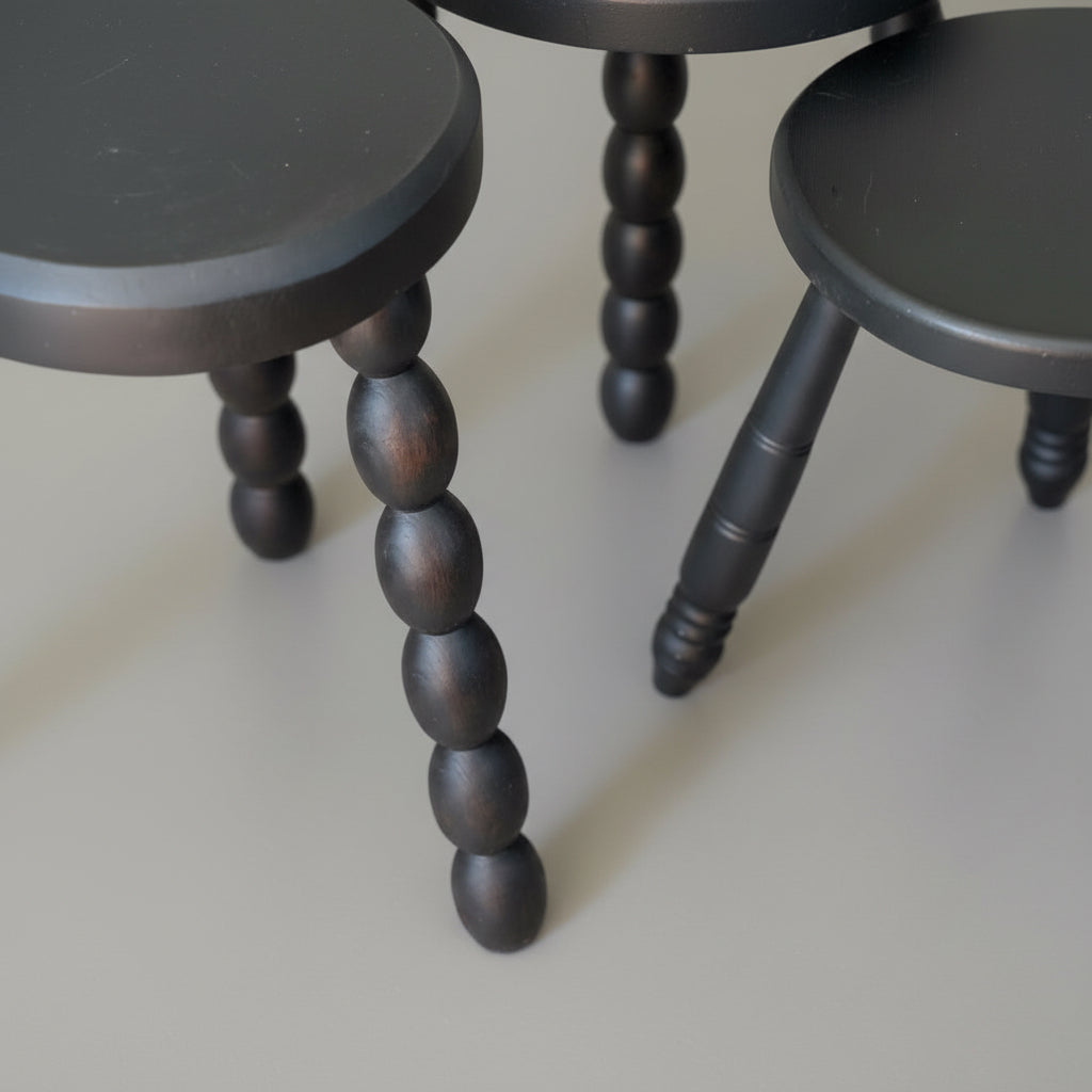 Ensemble table d'appoint et 2 tabourets, bois teinté noir Circa 1950
