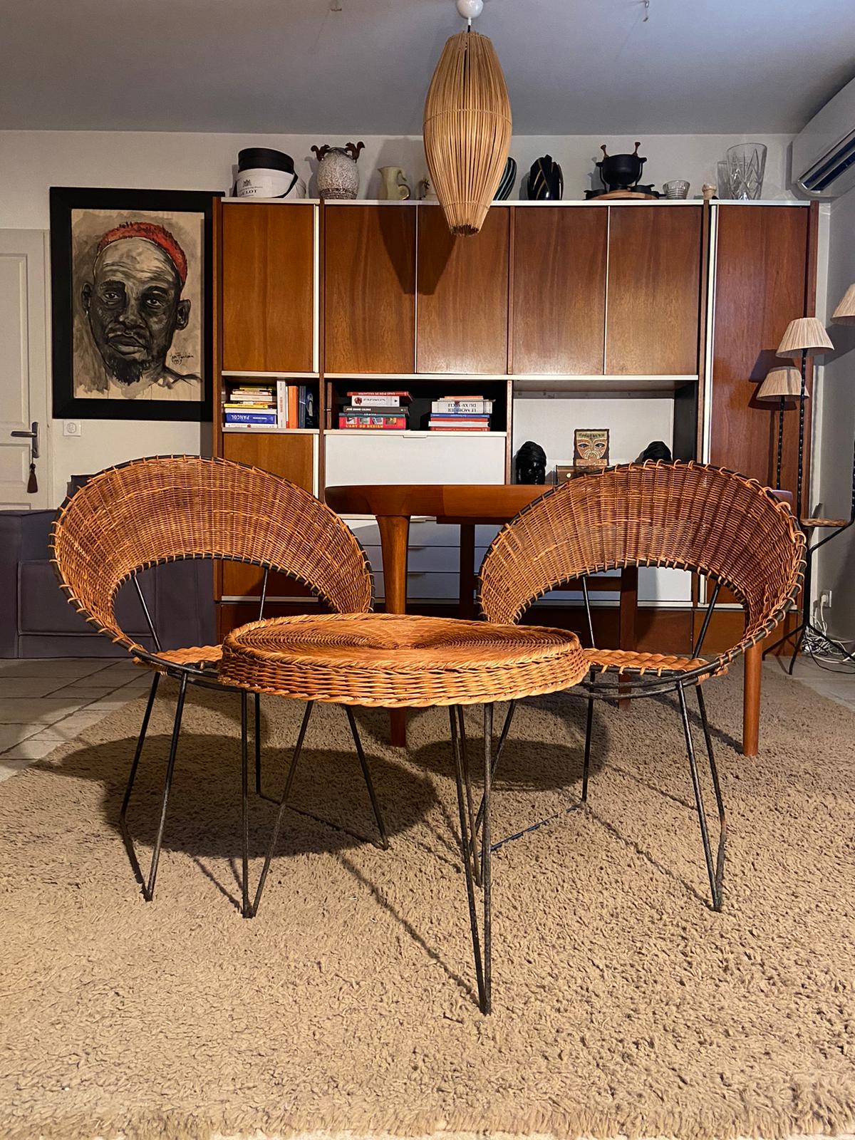 Ensemble de 2 fauteuils et 1 table basse en osier, Raoul Guys, 1950
