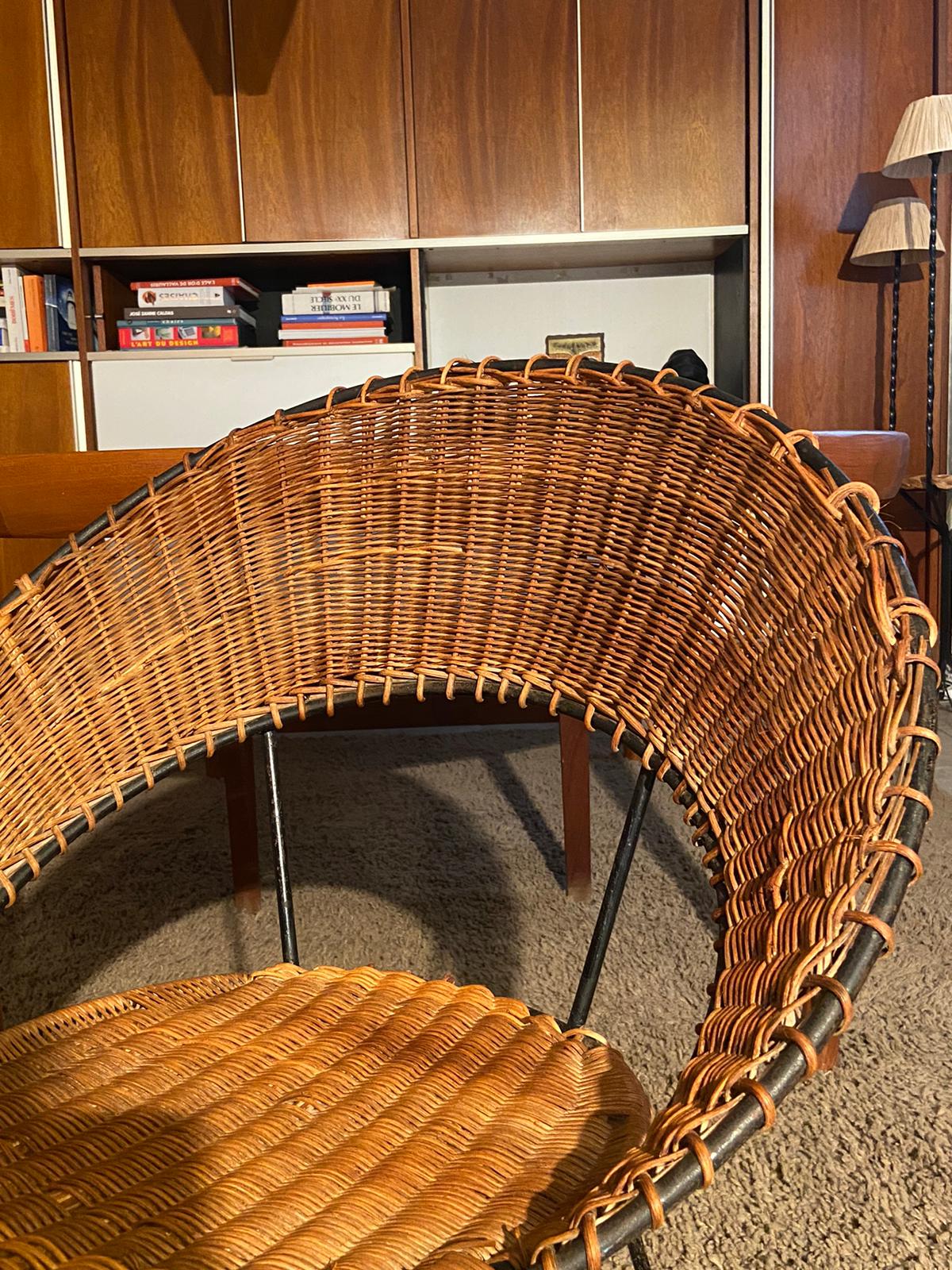 Ensemble de 2 fauteuils et 1 table basse en osier, Raoul Guys, 1950