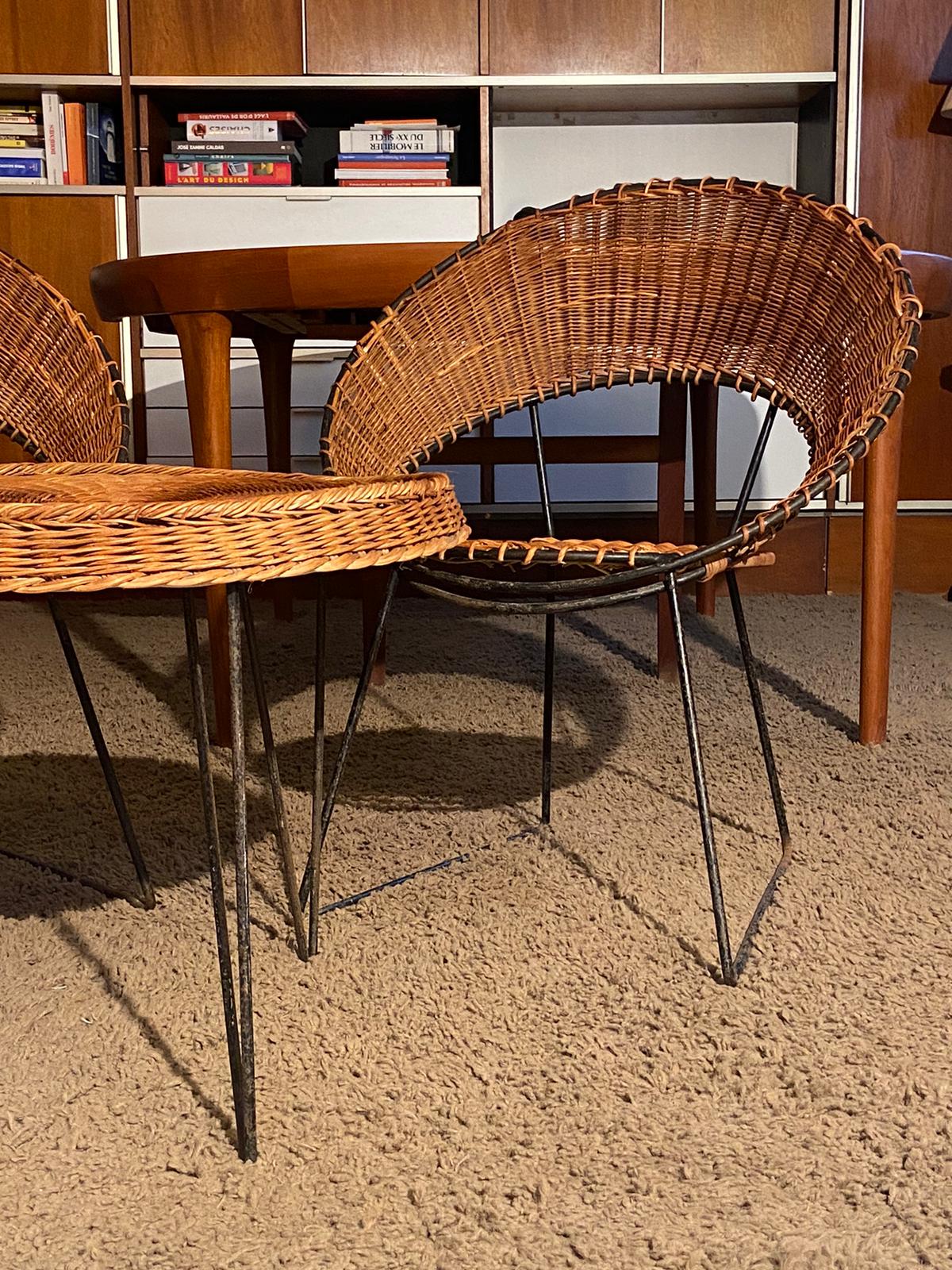Ensemble de 2 fauteuils et 1 table basse en osier, Raoul Guys, 1950