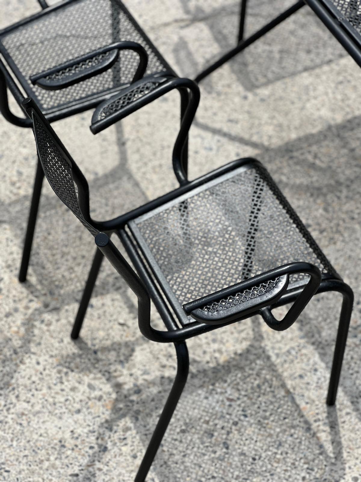 Ensemble de jardin en métal perforé dans le goût de Mathieu Matégot 1950