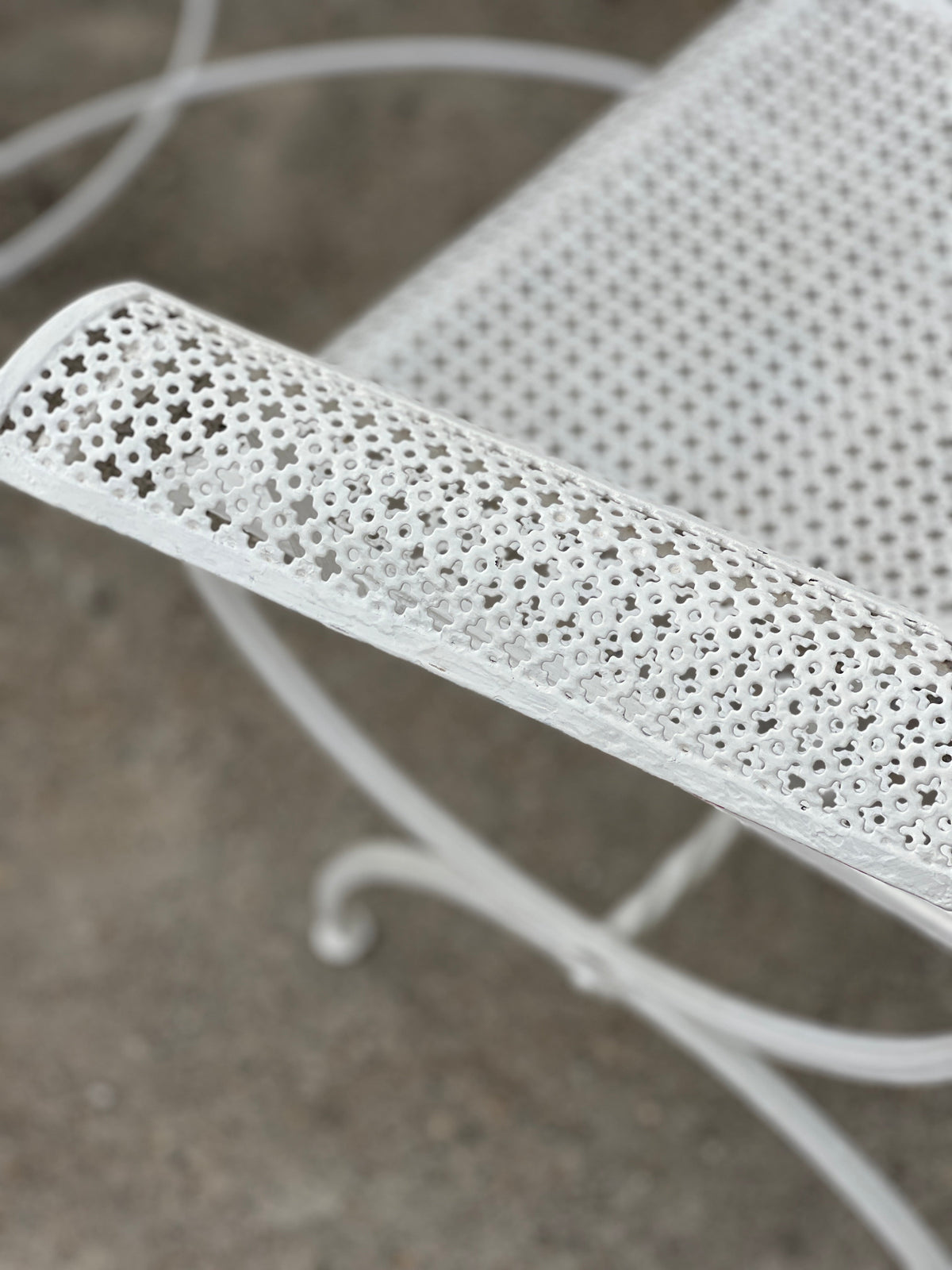 Ensemble de jardin vintage en fer forgé blanc Maison Jansen – Années 1960