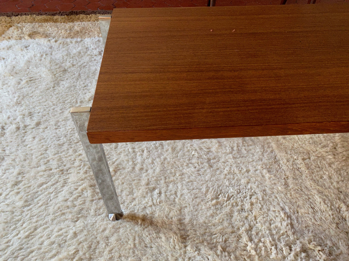 Table basse design dans le goût de Knoll en métal chromé et teck 1970