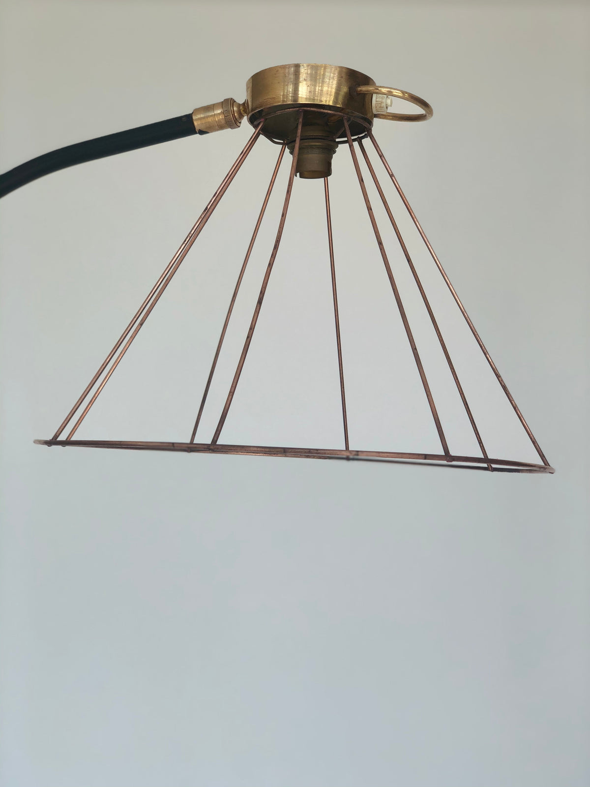 Lampadaire porte-revues en fer forgé et laiton, ampoule apparente, 1960