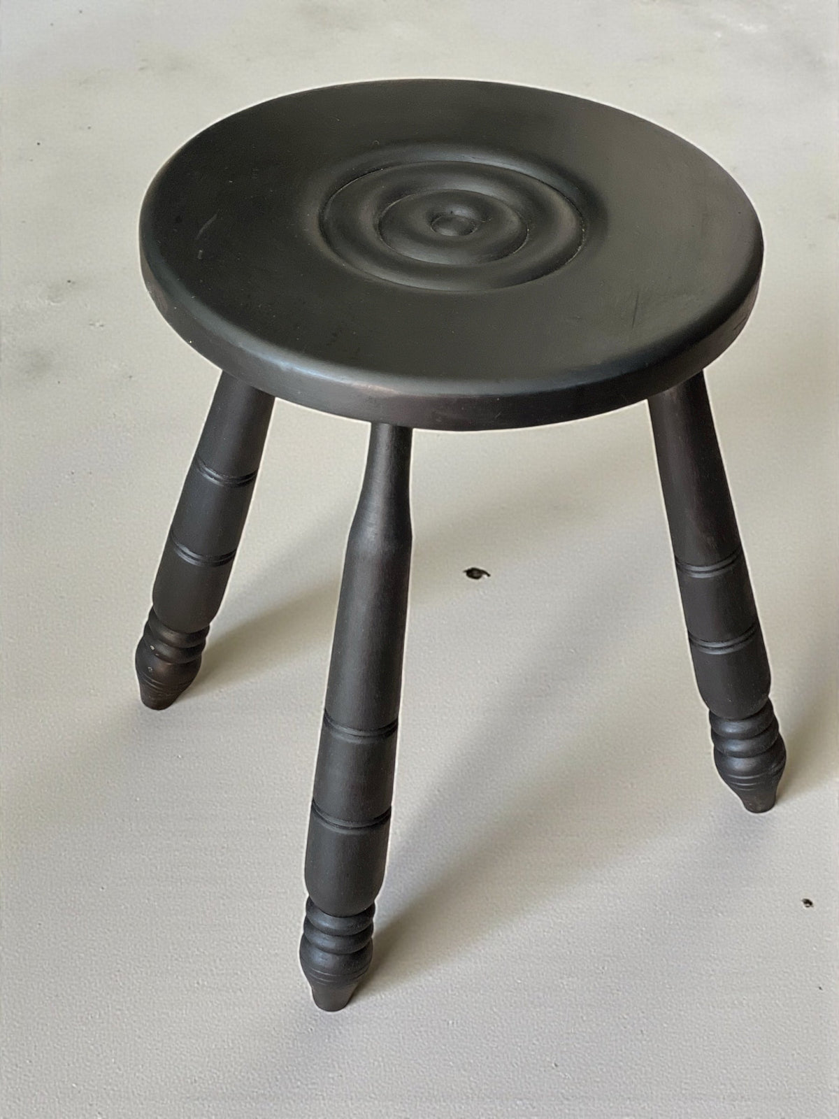 Ensemble table d'appoint et 2 tabourets, bois teinté noir Circa 1950