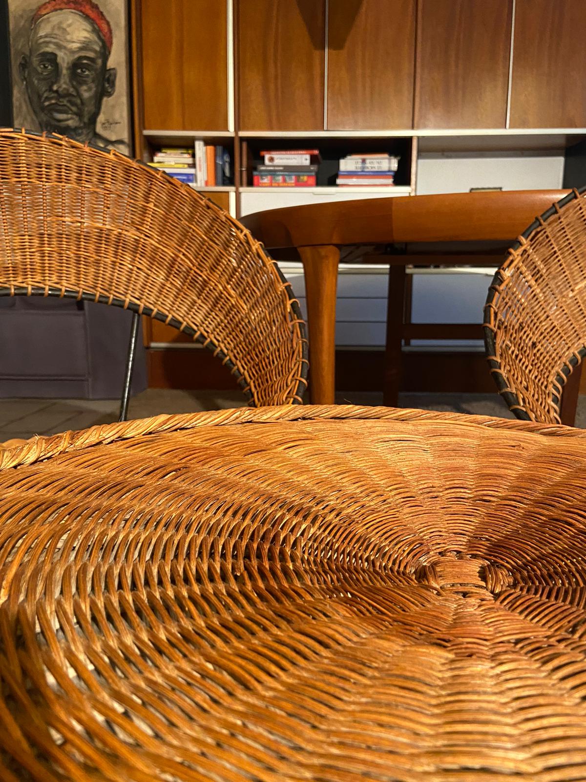 Ensemble de 2 fauteuils et 1 table basse en osier, Raoul Guys, 1950